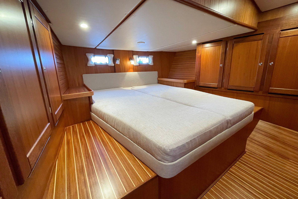 Nordship 420 DS owner's cabin